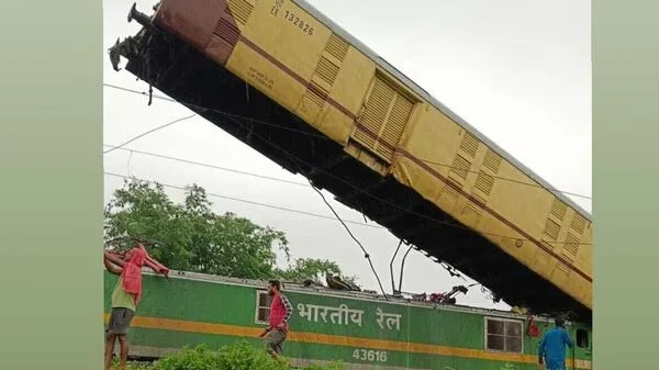 Kanchanjunga Express Collides with Goods Train in West Bengal’s New Jalpaiguri, Several Injured